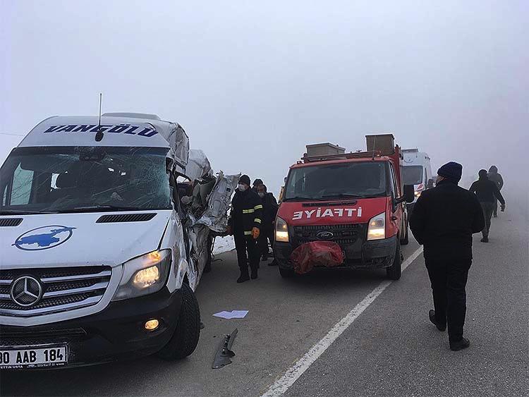 Yolcu minibüsü TIR’la çarpıştı: 4 ölü, 5 yaralı