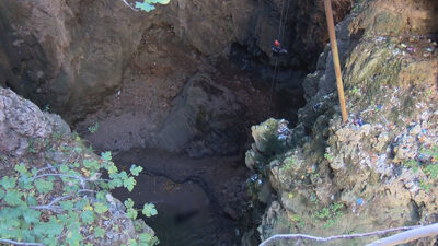 Korkunç ölüm! 50 metre derine inip halatla çıkardılar