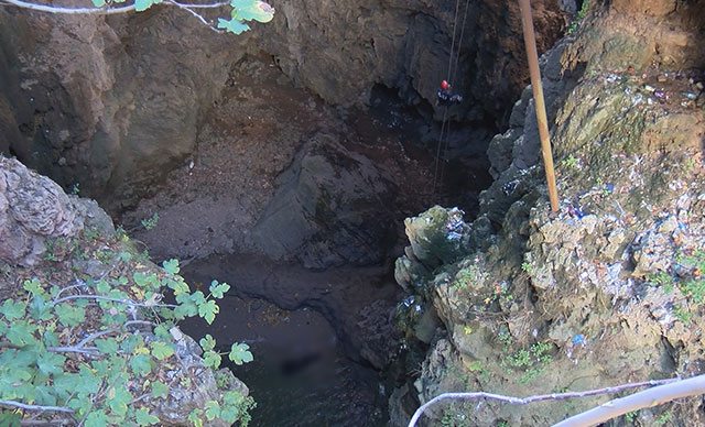 Korkunç ölüm! 50 metre derine inip halatla çıkardılar