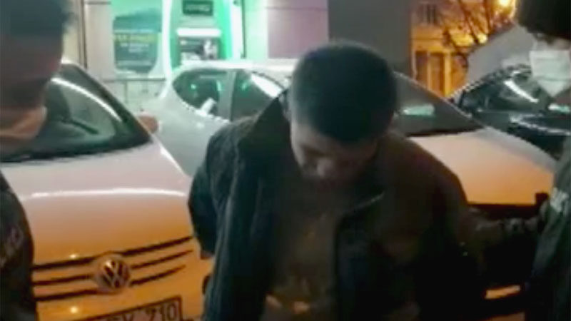 Bursa'da Kovid-19 nedeniyle sokağa çıkma kısıtlamasından dolayı uygulama noktasında durdurulan