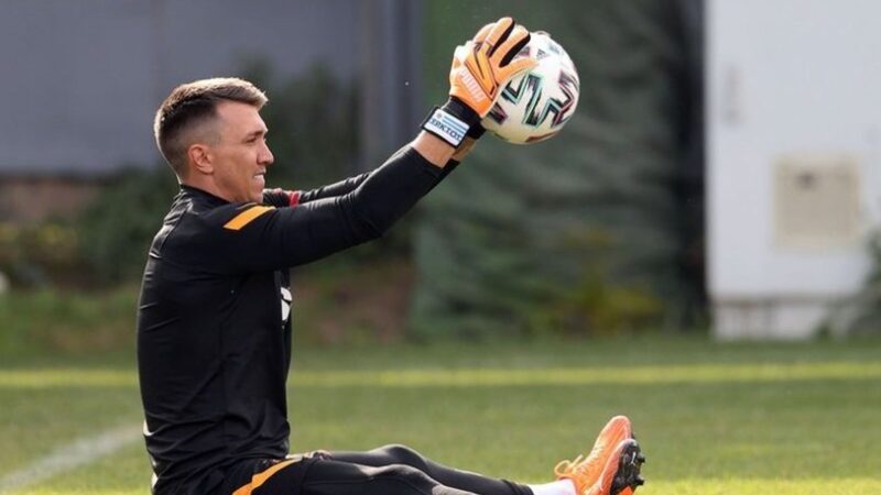Galatasaray, Muslera'nın pubis bölgesindeki ağrıları nedeniyle özel tedavisine başlandığını, Etebo'nun