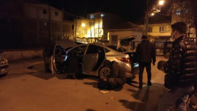 Bursa’da 30 kilometre takip edilen araçtan silah ve uyuşturucu çıktı