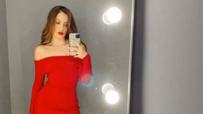 Kısacık elbisesiyle poz verip takipçilerini mest etti…