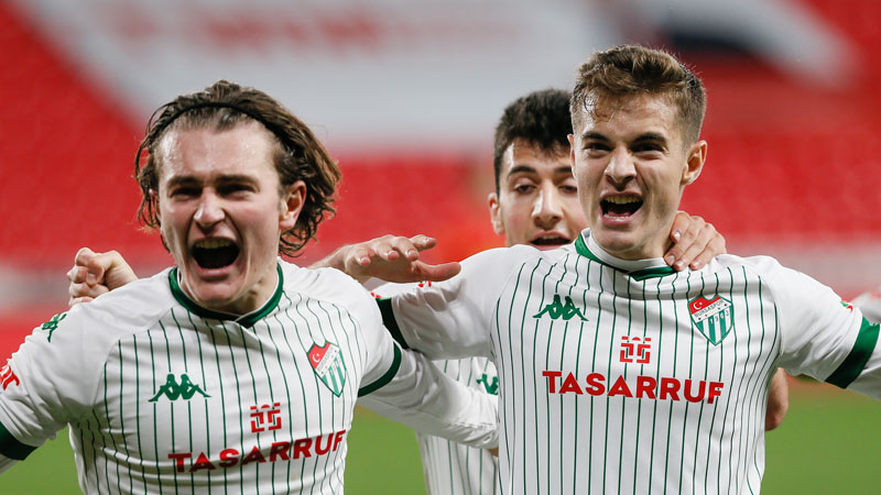 Taş yerinde ağırdır! Pişmeden o sevdaya kapılmayın… Taş yerinde ağırdır! Pişmeden o sevdaya kapılmayın…