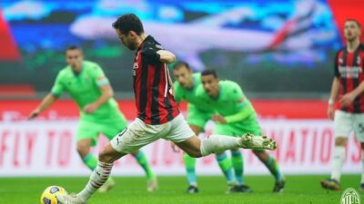 Milan’ın 10 numarası Hakan Çalhanoğlu, İtalya’da göz kamaştırmaya devam ediyor.
