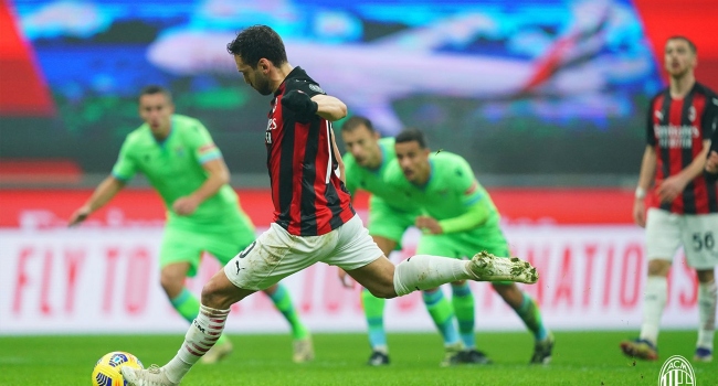 Milan’ın 10 numarası Hakan Çalhanoğlu, İtalya’da göz kamaştırmaya devam ediyor.