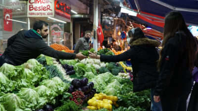Pazarda fiyatlar cep yakıyor
