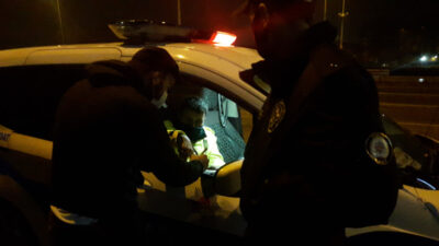 Bursa’da sokağa çıkma kısıtlamasına uymayan ehliyetsiz sürücü ve arkadaşı ceza yedi