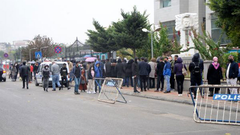 Adliye önünde HES kodu kuyruğu Adliye önünde HES kodu kuyruğu