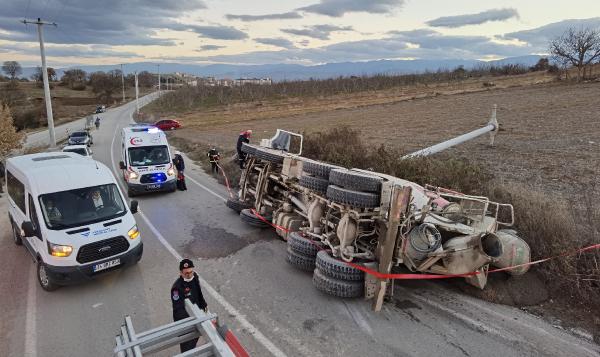 Bursa’da beton mikseri devrildi