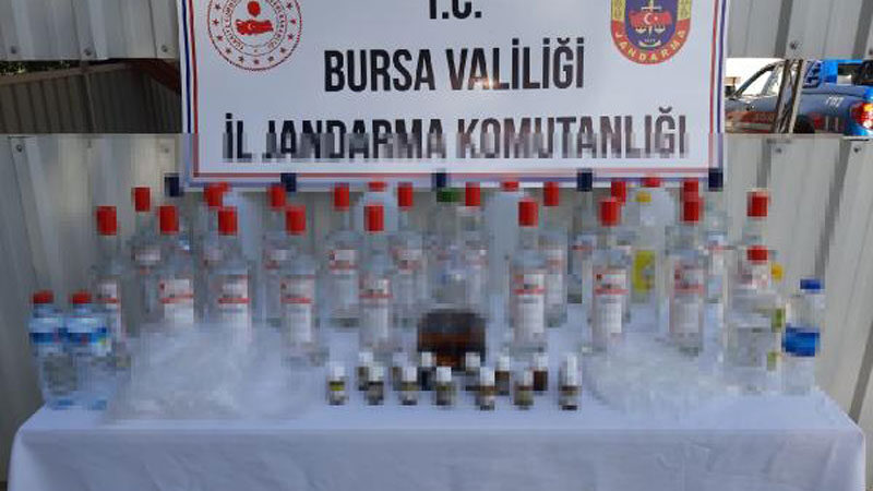 Bursa’da 3 ilçede sahte içki operasyonları: 4 gözaltı Bursa'nın Gemlik, İnegöl ve Orhangazi ilçelerinde yılbaşı öncesi gerçekleştirilen operasyonlarda