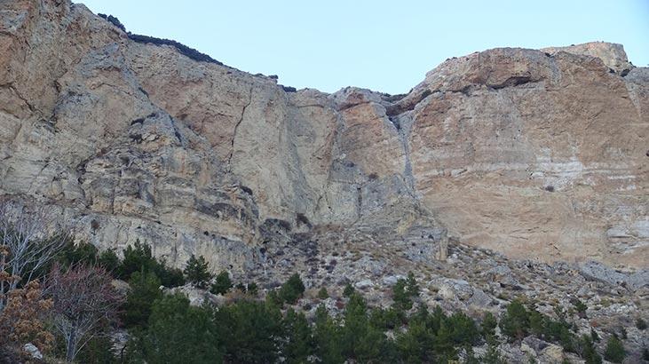 Deprem anında korkutan görüntü! Kayalar yerinden oynadı Deprem anında korkutan görüntü! Kayalar yerinden oynadı