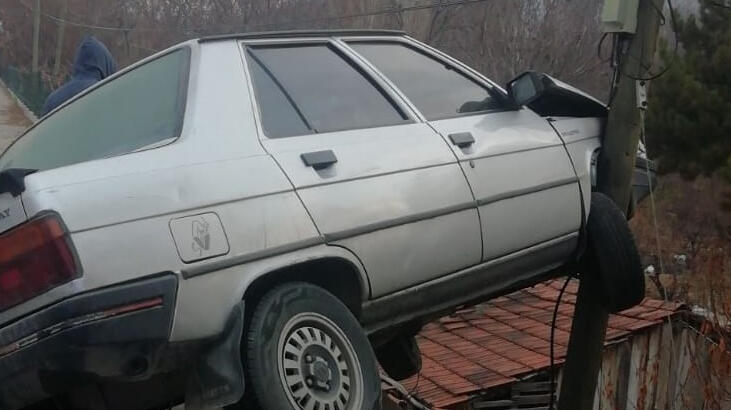 Akılalmaz kaza! Duvarda asılı kaldı Akılalmaz kaza! Duvarda asılı kaldı