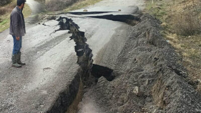 Büyük korku! Mahalleleri birbirine bağlayan yol çöktü
