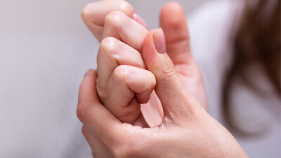 Çok yaygın bir alışkanlık… Parmak çıtlatmak zararlı mı?