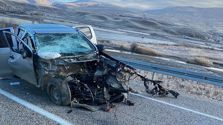 İki araç çarpıştı: 2 ölü, 2 yaralı İki araç çarpıştı: 2 ölü, 2 yaralı