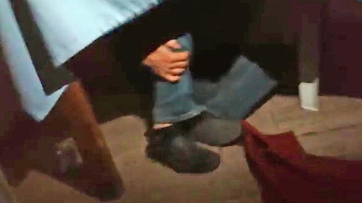 Kumar baskınında polisi görünce masanın altına saklandı!