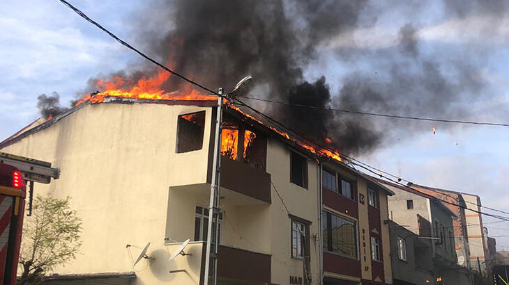 Korku dolu anlar! 2 binanın çatısı alev alev yandı