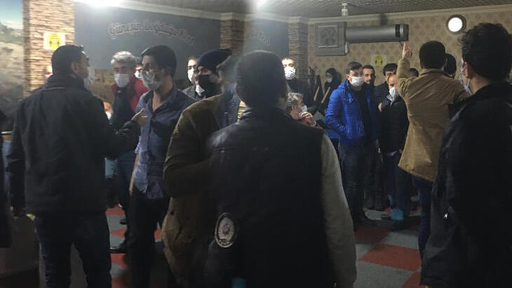 Kahvehaneye kumar baskını! Polisi görünce iş yerine saklandılar