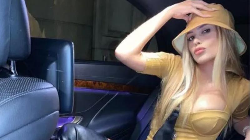 Nihal Candan’dan banyoda bornozlu pozlar! Dekoltesi olay oldu Nihal Candan’dan banyoda bornozlu pozlar! Dekoltesi olay oldu