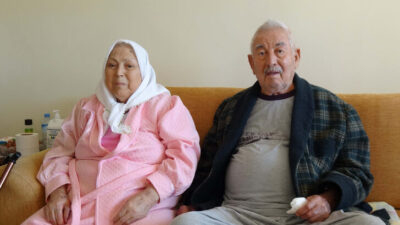 Biri 92 diğeri 82 yaşındaki çift, koronavirüsü yendi