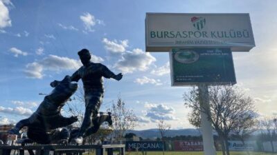 Batalla’nın heykeli tesislerin girişine konuldu