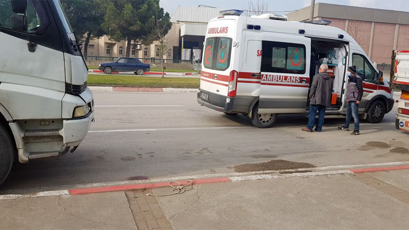 Bursa'nın İnegöl ilçesinde bir kamyonun kupasının üstünden yere düşen sürücü