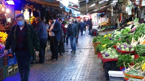 Kısıtlama öncesi Bursa pazarlarında yoğunluk! ‘Dokuz hastalığım var ama mecburum’