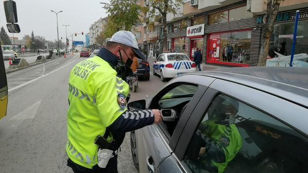 Bursa’da yayalara yol vermeyen 40 sürücüye ceza