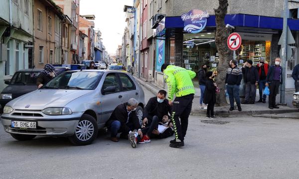 Bursa’da otomobil yayaya çarptı, meraklılar izledi