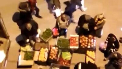 Bursa’da seyyar satıcıların tezgahlarında sosyal mesafe unutuldu