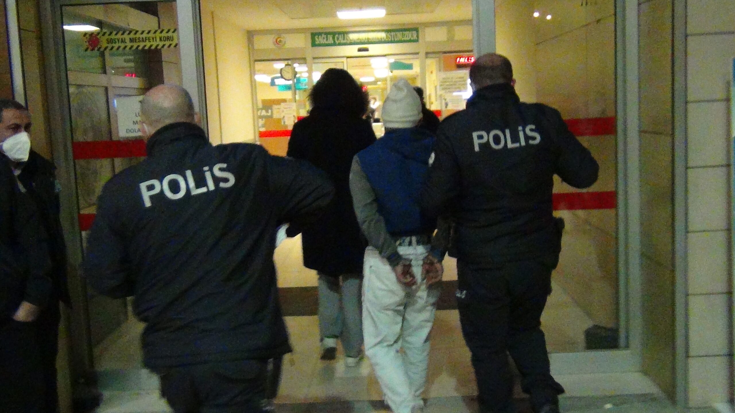 Bursa’da kısıtlamaya uymayan kardeşler terör estirdi: 3 polis yaralı Bursa’da kısıtlamaya uymayan kardeşler terör estirdi: 3 polis yaralı