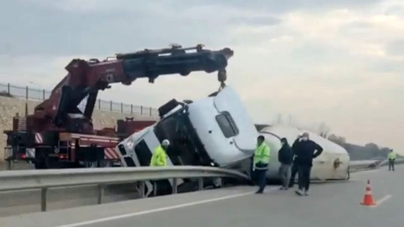 Bursa’da feci kaza: Sürücü ağır yaralı Bursa'da bariyerlere saplanan TIR'ın şoförü ağır yaralandı.