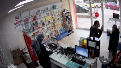Eczanede dehşet! Yaşlı adamı kaldırıma böyle fırlattı