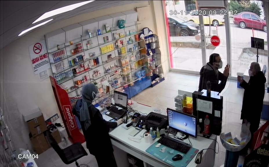 Eczanede dehşet! Yaşlı adamı kaldırıma böyle fırlattı