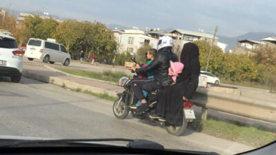 Bursa’da tehlikeli yolculuk! Çocuklarının hayatını hiçe saydı…