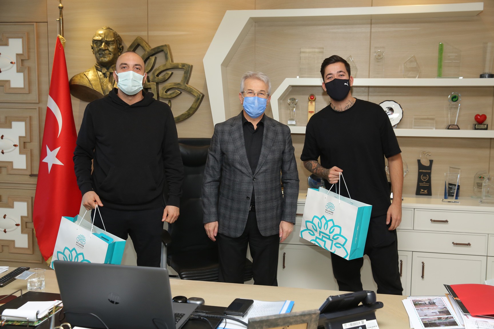 Ünlü isimlerden Başkan Erdem’e ziyaret