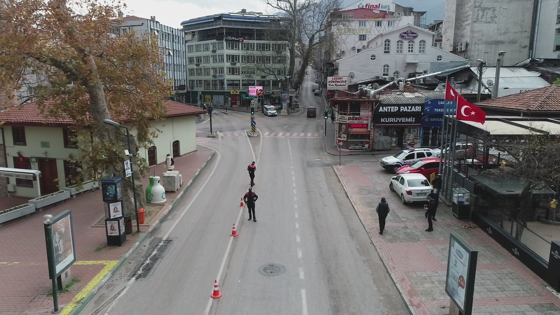 Bursa’da sokak kısıtlamasında cadde ve meydanlar boş kaldı