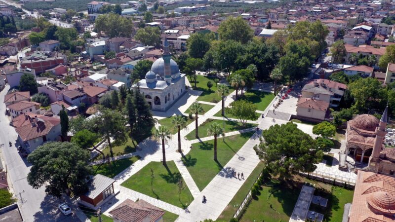 Bursa’da 600 yıllık eser meydanla taçlandı Bursa Büyükşehir Belediyesi tarafından restorasyonu yapılan 6 asırlık İznik Yeşil
