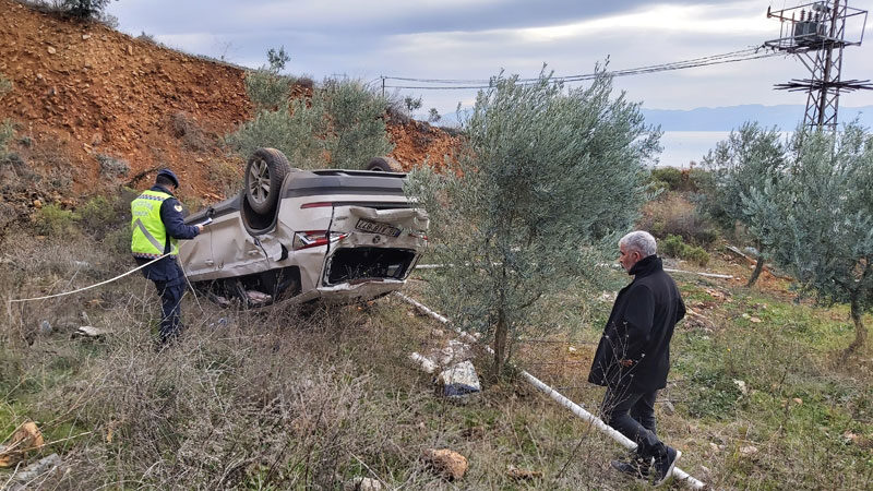 Bursa’da feci kaza! Burunları bile kanamadı Bursa’nın İznik ilçesinde şarampole uçan araçta bulunan iki kişi, burunları