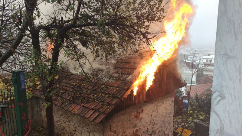 Bursa'nın Orhangazi ilçesinde tek katlı bir evde çıkan yangın hasara