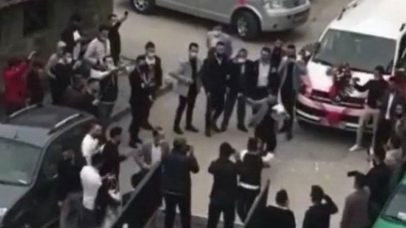 Bursa’dan pes dedirten görüntüler! Düğün öncesi… Bursa’da düğün öncesi sokak ortasında oynanan kılıç-kalkan oyunu bu kadarına