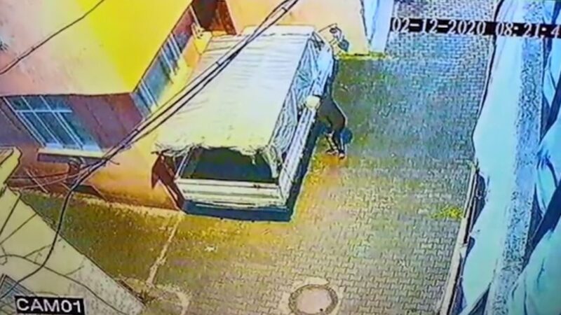 Bursa’daki muz hırsızı güvenlik kamerasına yakalandı Bursa’da meydana gelen hırsızlık, güvenlik kamerasına saniye saniye yansıdı. Zanlı
