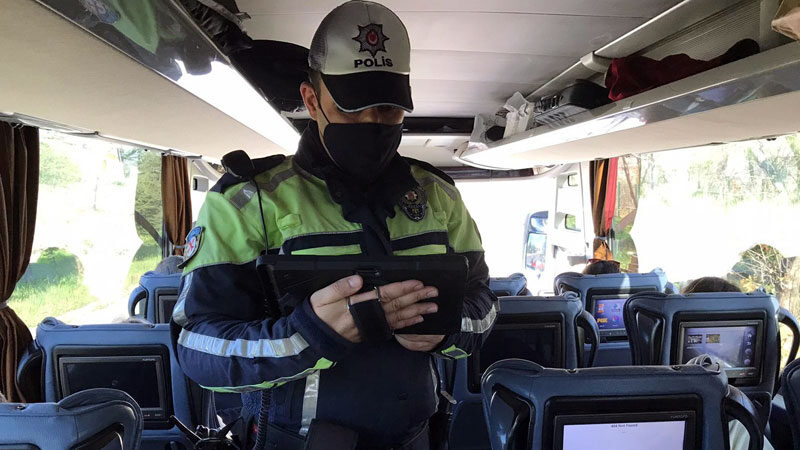 Bursa’da trafik ekipleri yılbaşı öncesi yoğunluğun yaşandığı Şehirlerarası Otobüs Terminali’nde