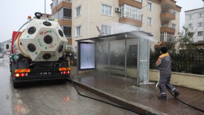 Otobüs durakları dezenfekte ddiliyor