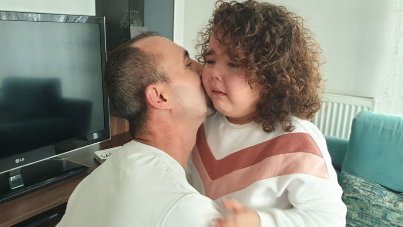 Türkiye’yi ağlatmıştı! Baba-kız böyle kavuştu Bursa'nın İznik ilçesinde yeni tip koronavirüse (Kovid-19) yakalanmasının ardından ev