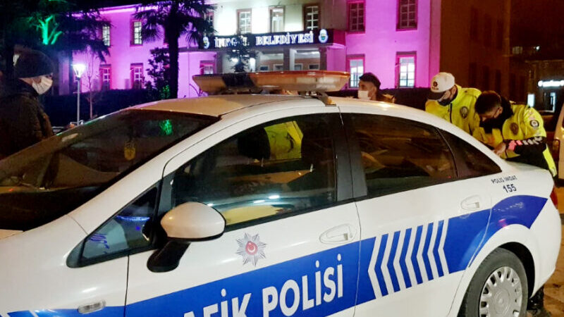 Bursa'da, yeni tip koronavirüs (Kovid-19) salgınıyla mücadele kapsamında getirilen sokağa