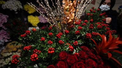 Yılbaşının simgelerinden kokina çiçeği tezgahları süslüyor