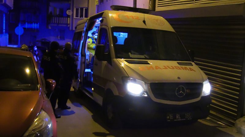 Bursa'da komşular arasındaki bıçaklı kavgada 1 kişi yaralandı.