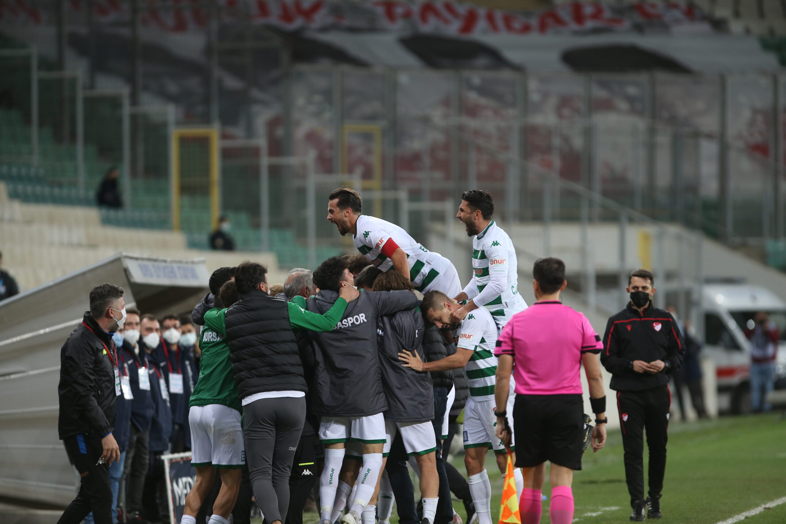 Lige mola sırada kupa var… Timsah İzmir’de tur peşinde…